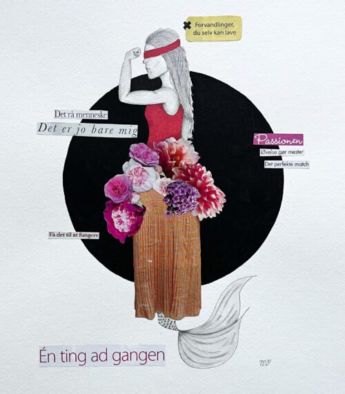 En collage med en kvindeskikkelse tegnet i blyant med en rød top, blomsterdekoration som nederdel og en sort cirkulær baggrund. Tekstudklip som "Det rå menneske", "Det er jo bare mig", "Forvandlinger, du selv kan lave", "Passionen" og "Én ting ad gangen" er placeret omkring motivet. Budskabet fokuserer på transformation, selvudvikling og autenticitet.