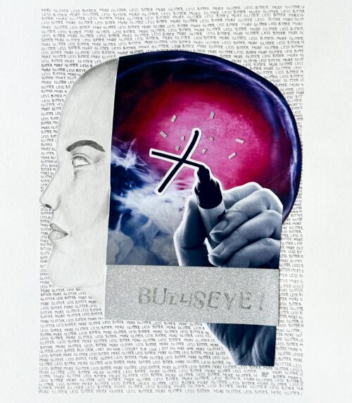 En collage med en kombination af blyantstegning og farvet fotokunst. Et ansigt i profil til venstre og en hånd, der tegner et kryds i en farvet baggrund, til højre. Omgivet af gentagen tekst: 'less bitter, more glitter'