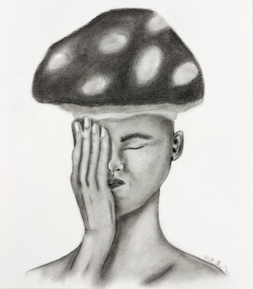 Kultegning af en person med en stor svamp som hoved. Personen holder den ene hånd op foran ansigtet, som om de skjuler eller beskytter sig. Ansigtet har et roligt, men intenst udtryk.